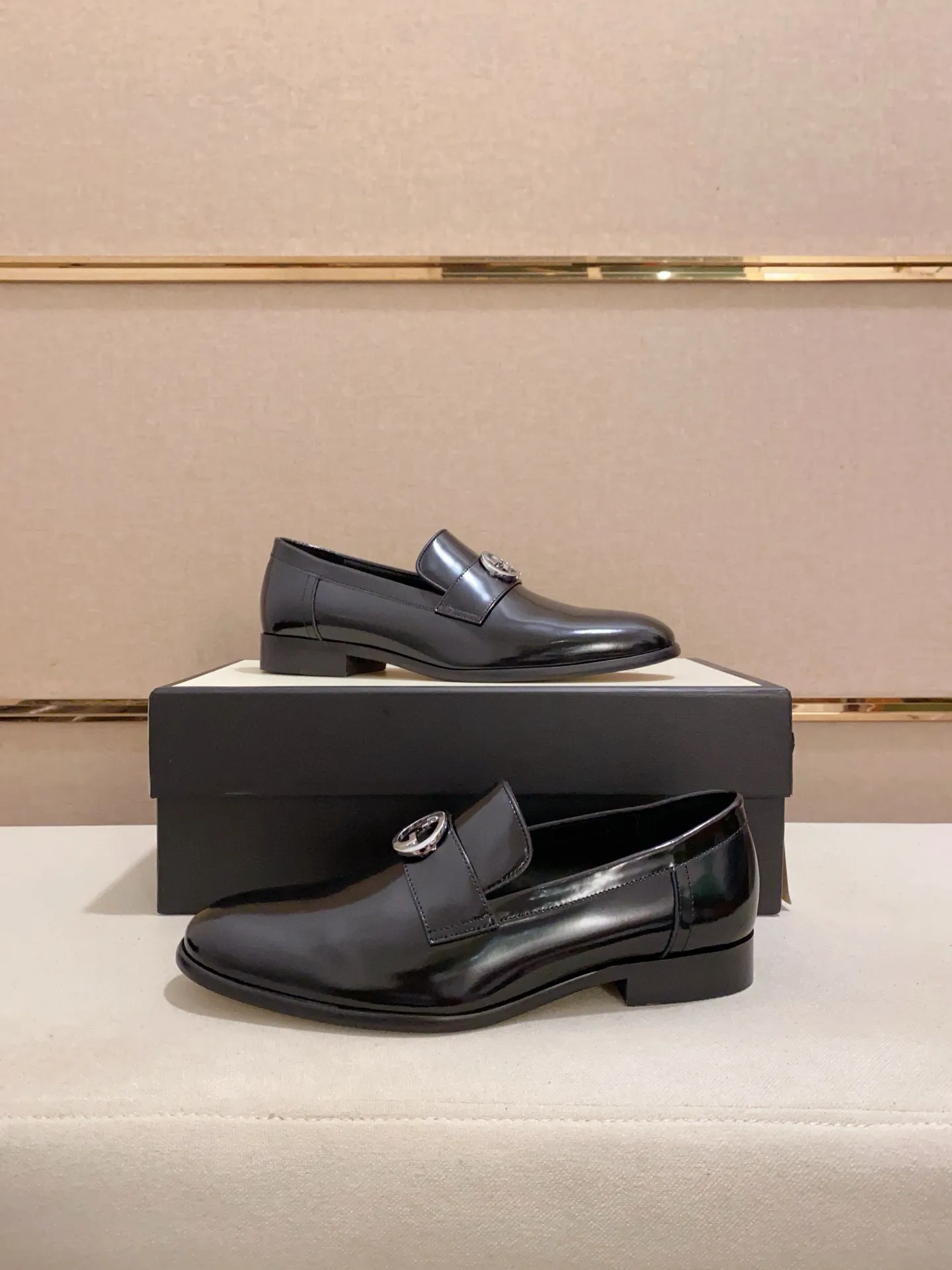 Men's shoes 💰: 520💰 (GUCCI) new series ss hot new products 💢 💠 Casual leather shoes 👞, first layer of cowhide, upper hardware buckles and logo on the sides of the shoe, brand logo on the insole and sole 💠 💎Upper: 100% cowhide 💎Inner: cowhide/100% 💎Feet: cowhide/100% 💎Sole: rubber/100% 💎SIZE: 38 39 40 41 42 43 44 Can be customized 45